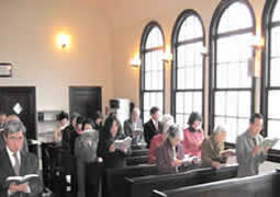 礼拝堂で讃美歌を歌う会衆